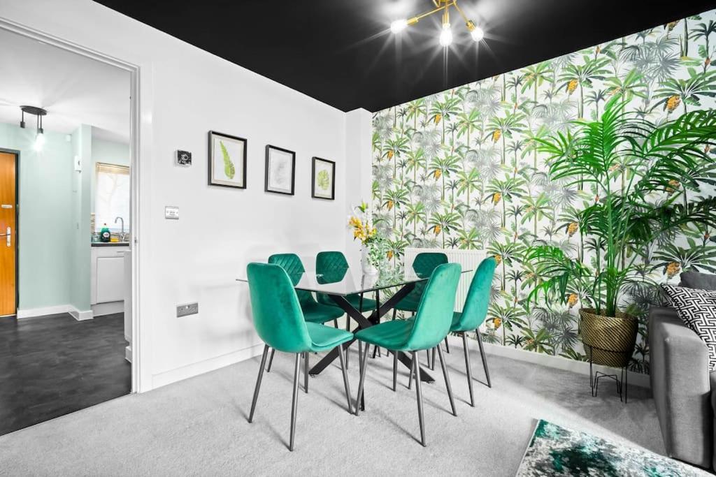 Holiday home 2 Bed House With Garden - Sleeps 9 - Salford - Free Parking - 3 Double Beds, 1 Single - Free Netflix & Free Wifi - 6 Min To Centre, Close To Trafford Centre, Etihad Stadium, Arena, Clubs & *